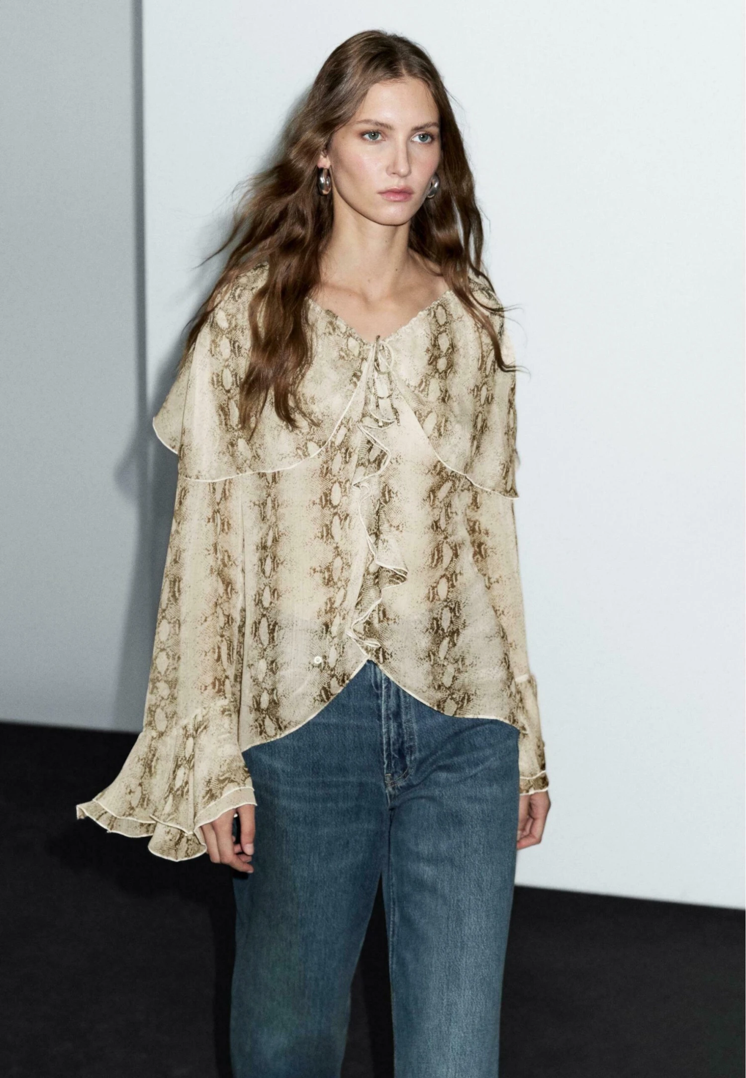 Massimo Dutti SNAKESKIN PRINT GARMENT WITH RUFFLES - Blouse - Beige 3 Massimo Dutti SNAKESKIN PRINT GARMENT WITH RUFFLES - Blouse - Beige