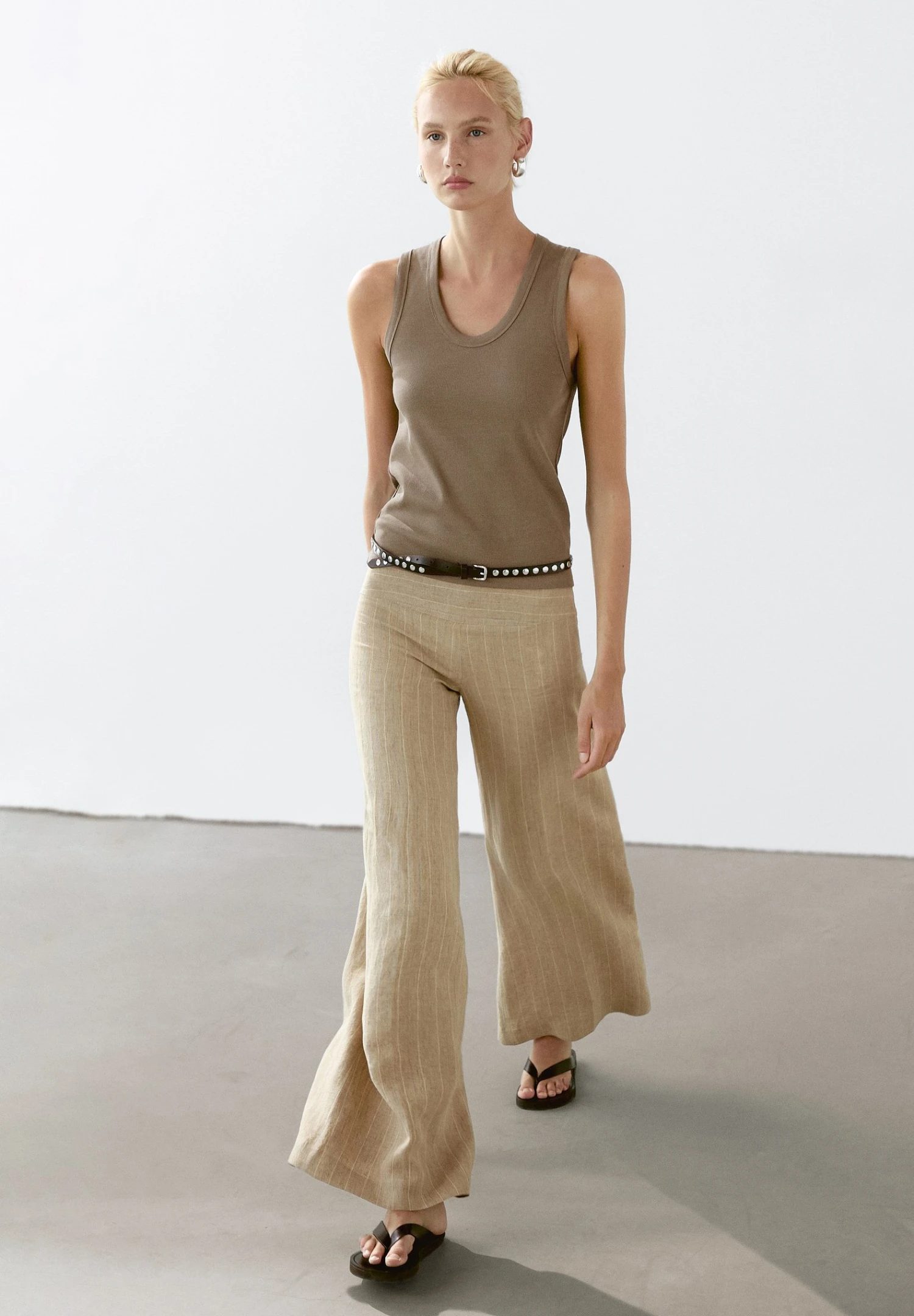 Massimo Dutti HEAVY WEIGHT RIBBED ROUND NECK - Basic T-shirt - Khaki 6 Massimo Dutti HEAVY WEIGHT RIBBED ROUND NECK - Basic T-shirt - Khaki - Image 4