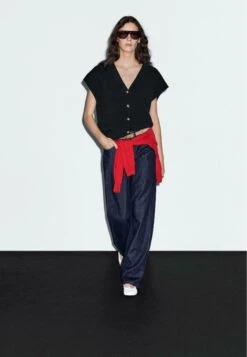 Massimo Dutti V-NECK WITH GOLDEN BUTTONS - Waistcoat - Dark Blue 17 Massimo Dutti V-NECK WITH GOLDEN BUTTONS - Waistcoat - Dark Blue -Massimo Dutti Shop 02fb93bb0eda40f1b5c263df498279c4