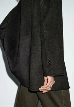 Massimo Dutti ONE-NECK - Classic Coat - Black 16 Massimo Dutti ONE-NECK - Classic Coat - Black -Massimo Dutti Shop 04107941a60341149a878703a4ccff0a