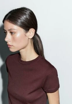 Massimo Dutti CREW NECK WITH SHORT SLEEVES - Basic T-shirt - Bordeaux -Massimo Dutti Shop 0552202b613a423bae8f11efbf3c2b2e