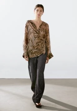 Massimo Dutti FLOWING JACQUARD KIMONO WITH RHINESTONE BUTTON - Blouse - Mottled Brown -Massimo Dutti Shop 0699c688c0684c43a9622bed59b8cfce