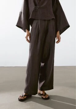 Massimo Dutti FLOWING WITH DARTS - Trousers - Mottled Bordeaux