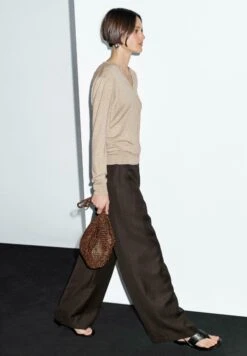 Massimo Dutti LONG SLEEVES WITH V-NECK - Jumper - Sand 22 Massimo Dutti LONG SLEEVES WITH V-NECK - Jumper - Sand -Massimo Dutti Shop 0cde590f30b34045a4f0319d48e4ff26