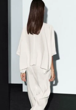 Massimo Dutti SHORT CAPE WITH SEAM DETAILS - Cape - White -Massimo Dutti Shop 0e10ff2cb2aa43bf8ba4d0fb5d8bfe7e