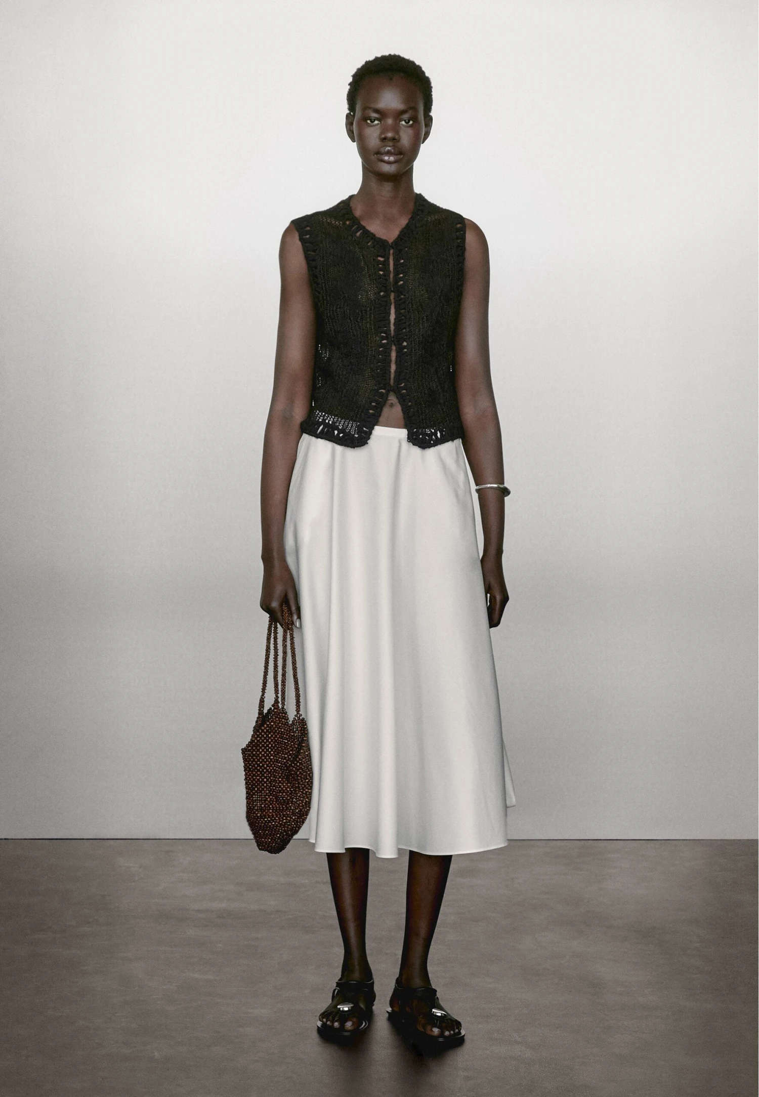 Massimo Dutti CREW NECK WITH EMBROIDERED DETAIL - Waistcoat - Black 3 Massimo Dutti CREW NECK WITH EMBROIDERED DETAIL - Waistcoat - Black