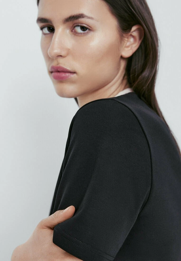 Massimo Dutti With Contrast V-Neck - Basic T-Shirt 5 Massimo Dutti With Contrast V-Neck - Basic T-Shirt - Image 3