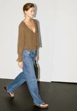 Massimo Dutti TEXTURED GARMENT WITH RUFFLES - Blouse - Khaki 14 Massimo Dutti TEXTURED GARMENT WITH RUFFLES - Blouse - Khaki -Massimo Dutti Shop 1410b925126644bcad3f300e24869c00