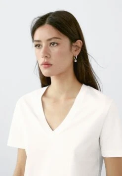 Massimo Dutti V-NECK SHORT SLEEVE - Basic T-shirt - White -Massimo Dutti Shop 14a83245cc144f498b5da25fcd21e8df