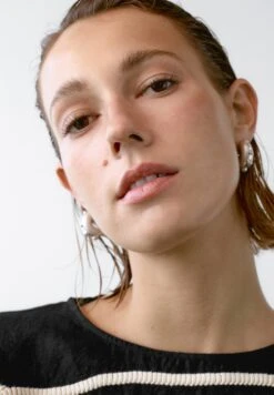 Massimo Dutti CONTRAST EMBROIDERY - Blouse - Black -Massimo Dutti Shop 14b6087a36d14864a38106e0a9489317