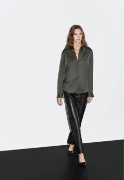 Massimo Dutti FLOWING SATIN LONG SLEEVE - Button-down Blouse - Dark Grey 18 Massimo Dutti FLOWING SATIN LONG SLEEVE - Button-down Blouse - Dark Grey -Massimo Dutti Shop 150898706a904d4589317397aff19ca7