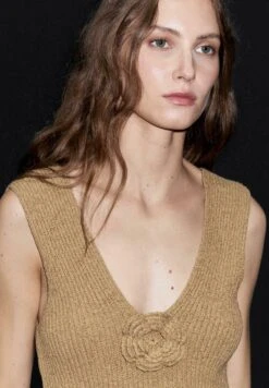 Massimo Dutti V-NECK WITH FLORAL DETAIL - Top - Brown 12 Massimo Dutti V-NECK WITH FLORAL DETAIL - Top - Brown -Massimo Dutti Shop 16699d81477c4ae38d13dfb22dde2997