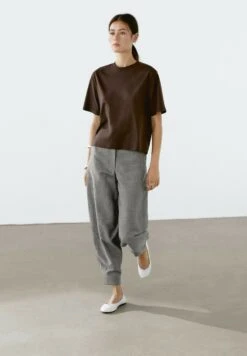 Massimo Dutti SHORT SLEEVE WITH TOPSTITCHING DETAIL - Basic T-shirt - Dark Brown -Massimo Dutti Shop 1701af342b0f4d2bb99663f80a83bb84