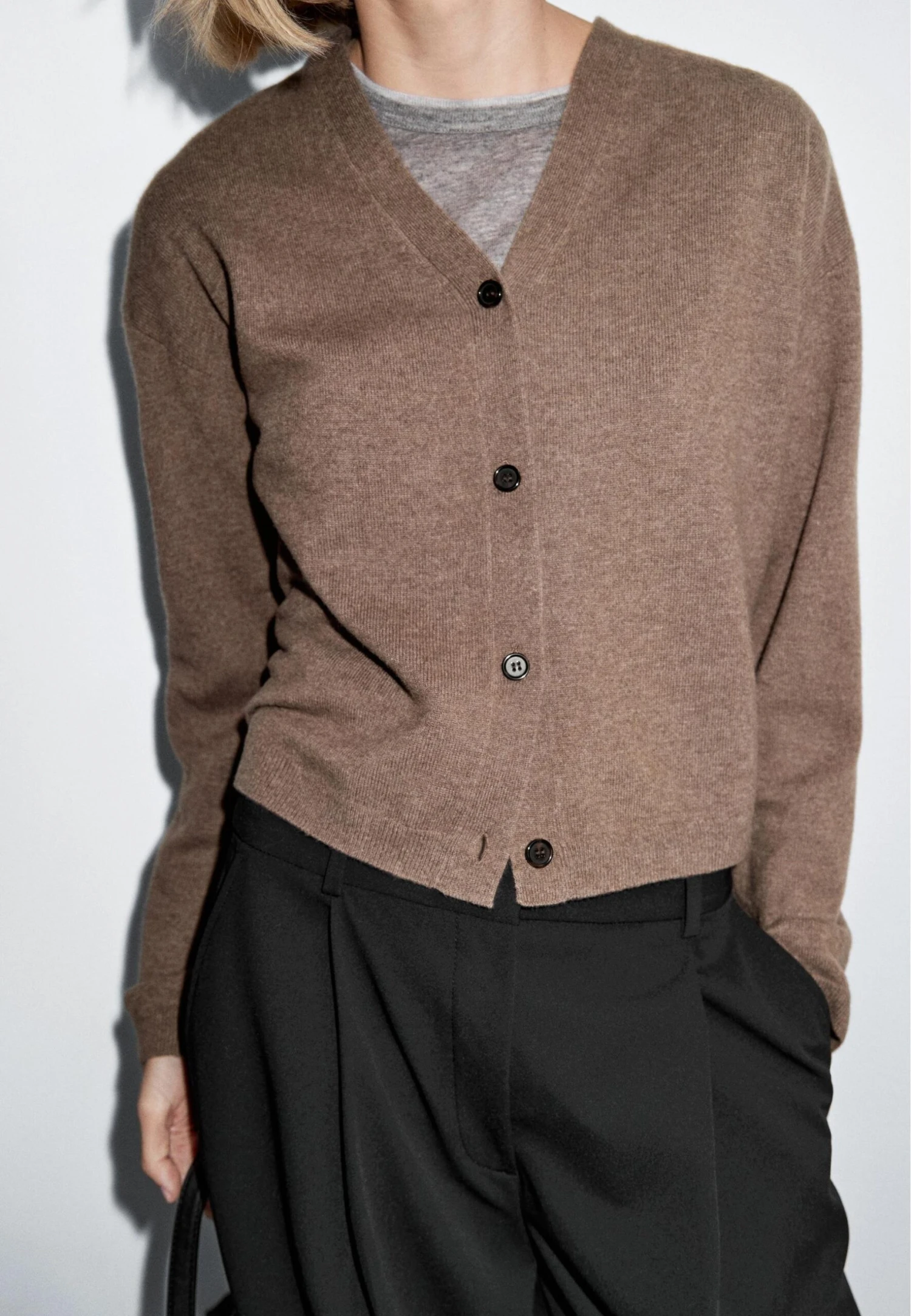 Massimo Dutti V-NECK BUTTONED KNIT - Cardigan - Brown 5 Massimo Dutti V-NECK BUTTONED KNIT - Cardigan - Brown - Image 3