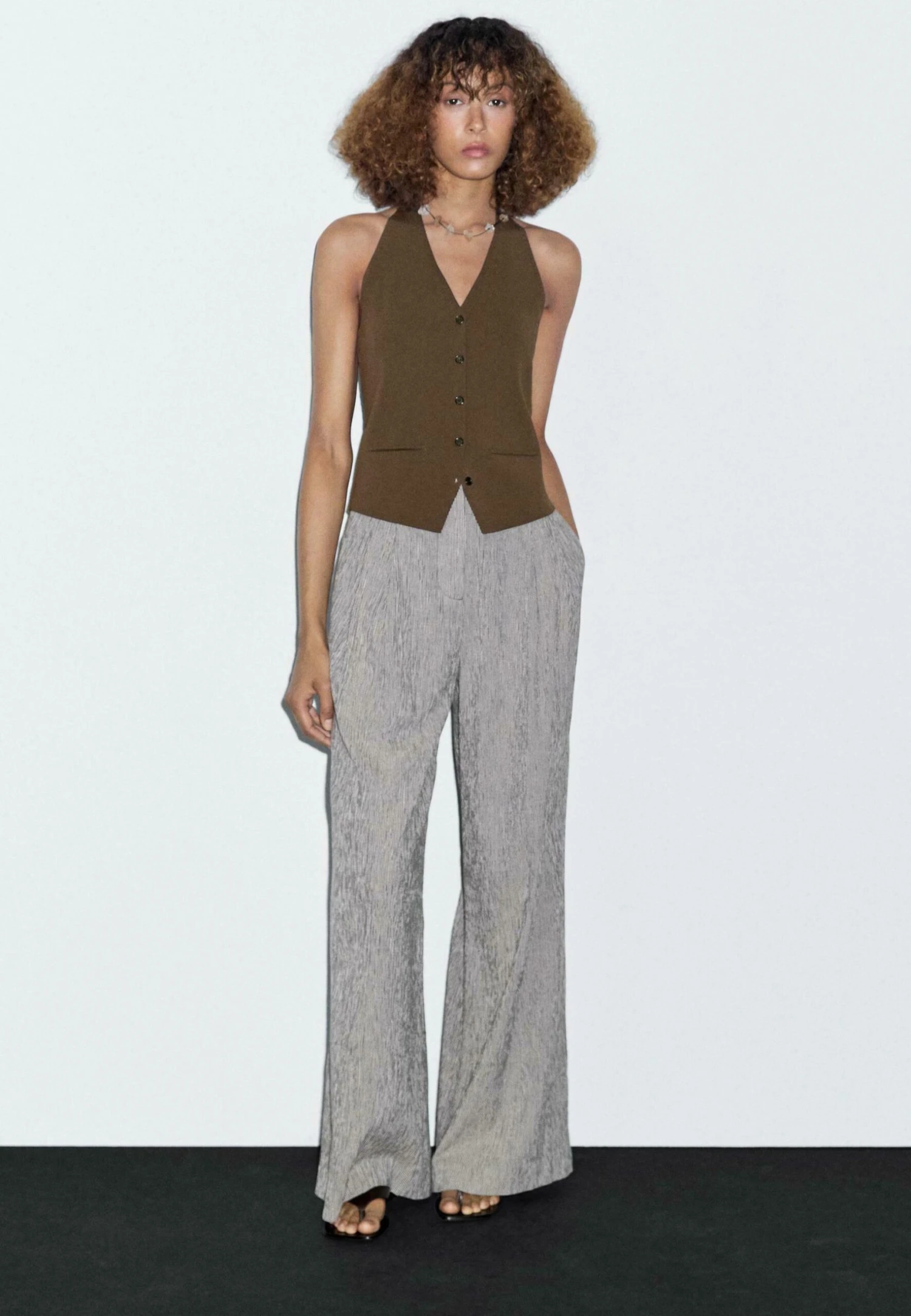 Massimo Dutti LOW-CUT BACK WITH BUTTONS - Waistcoat - Khaki 5 Massimo Dutti LOW-CUT BACK WITH BUTTONS - Waistcoat - Khaki - Image 3