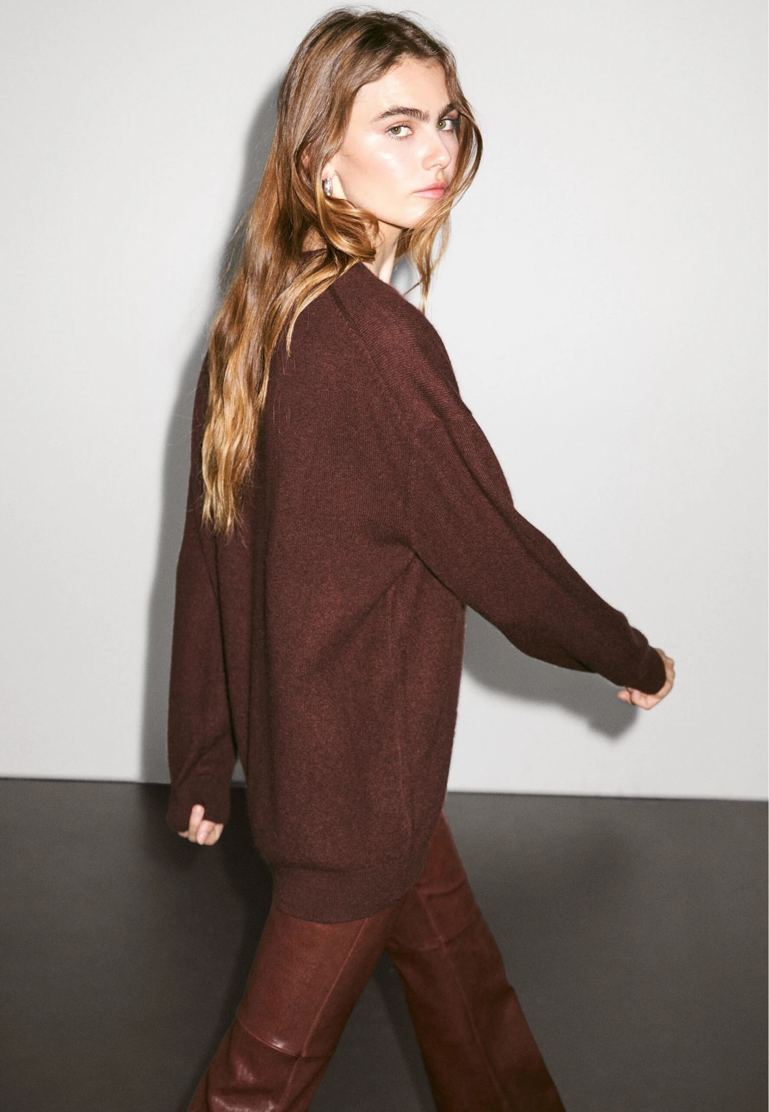 Massimo Dutti BUTTONED OVERSIZE WITH V-NECK - Cardigan - Bordeaux 7 Massimo Dutti BUTTONED OVERSIZE WITH V-NECK - Cardigan - Bordeaux - Image 5