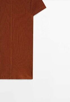 Massimo Dutti Shiny With Central Seam - Basic T-Shirt - Bordeaux 19 Massimo Dutti Shiny With Central Seam - Basic T-Shirt - Bordeaux -Massimo Dutti Shop 1d9145bba25d4a1eaa3bad97b2ee8e74