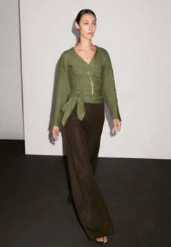 Massimo Dutti FLOWING GARMENT WITH TIE DETAIL AT THE WAIST - Blouse - Mottled Dark Green -Massimo Dutti Shop 1f745caa8ac340a5907cc61b39ca6891