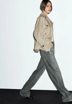 Massimo Dutti SHORT WITH BUTTON DETAIL ON THE COLLAR - Trenchcoat - BEIGE -Massimo Dutti Shop 209b028d6f7149e1a583a928f986731c