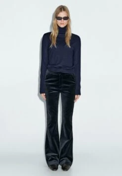 Massimo Dutti SKINNY FLARE FIT VELVET - Trousers - Dark Blue 17 Massimo Dutti SKINNY FLARE FIT VELVET - Trousers - Dark Blue -Massimo Dutti Shop 23682a8eac2f41938497eea97743720a