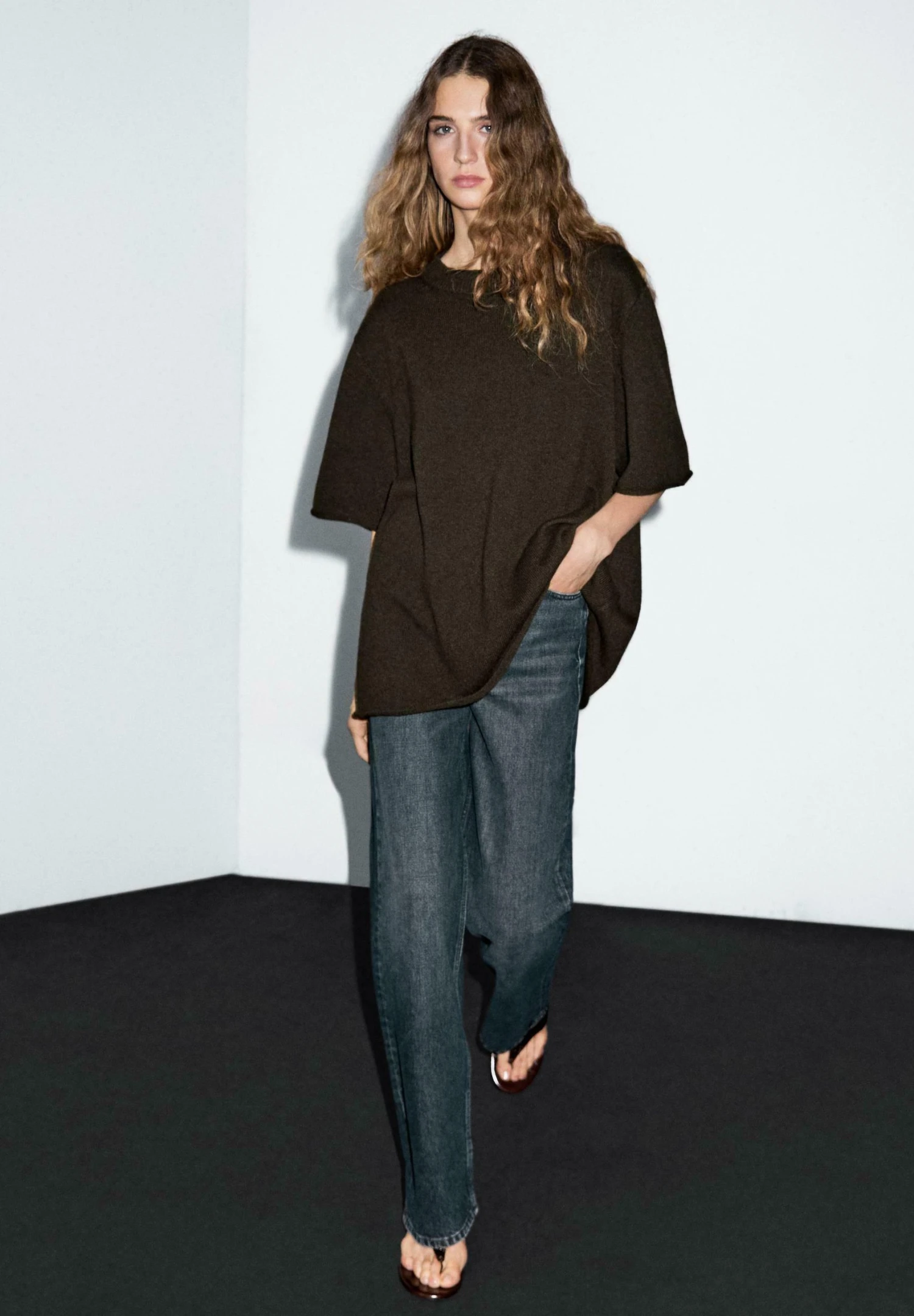 Massimo Dutti OVERSIZE SHORT SLEEVE WITH CREW NECK - Jumper - Mottled Dark Brown 4 Massimo Dutti OVERSIZE SHORT SLEEVE WITH CREW NECK - Jumper - Mottled Dark Brown - Image 2