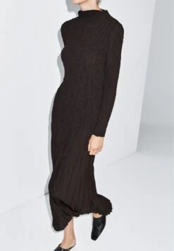 Massimo Dutti LONG PLEATED STRETCH - Maxi Dress - Dark Brown -Massimo Dutti Shop 2b02b64523e140d1a31339a0ed8fce96