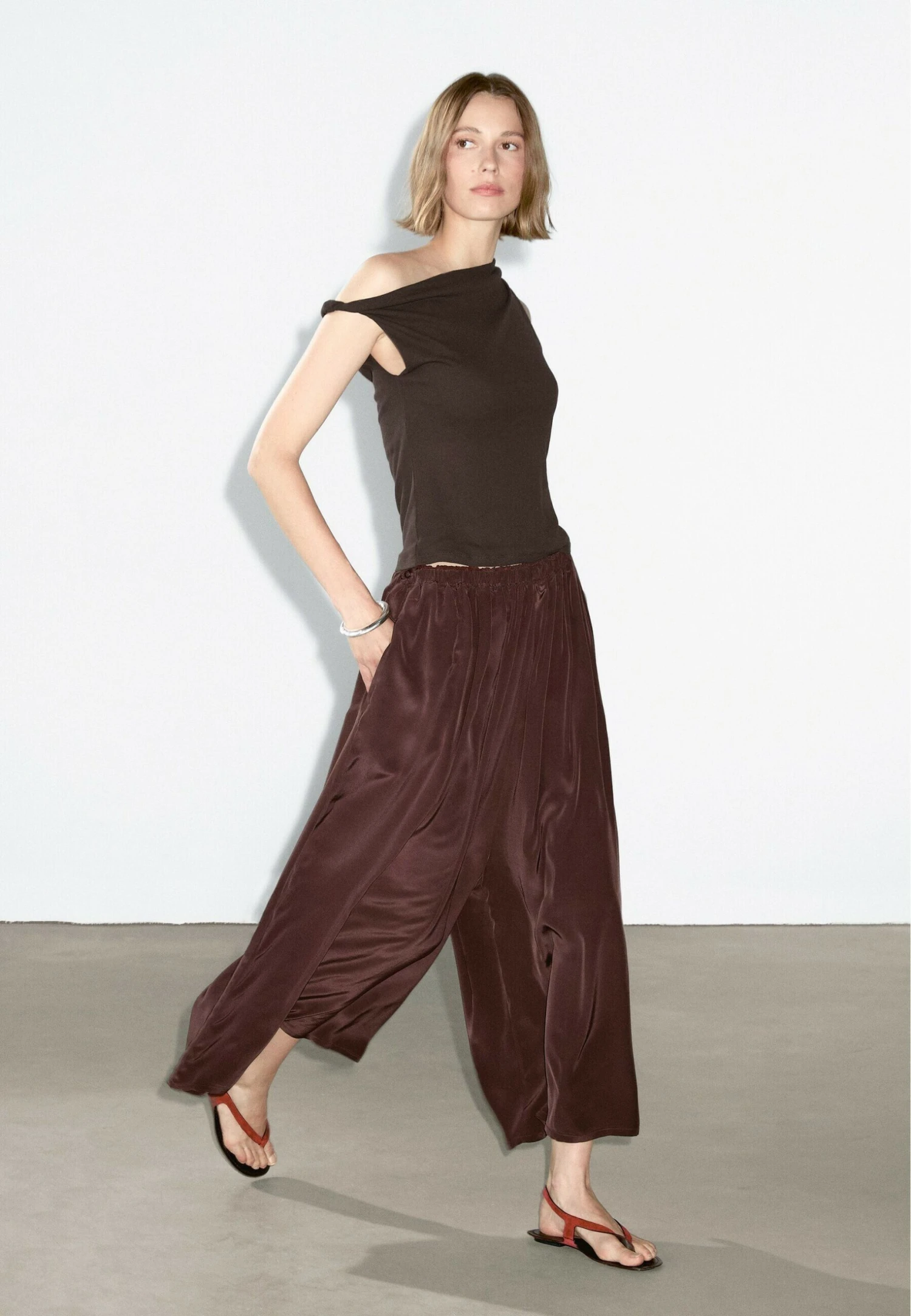 Massimo Dutti FLOWING TECHNICAL FABRIC - Trousers - Bordeaux 4 Massimo Dutti FLOWING TECHNICAL FABRIC - Trousers - Bordeaux - Image 2