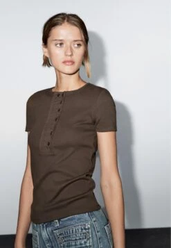 Massimo Dutti SHORT SLEEVE WITH CHEST DETAIL - Basic T-shirt - Dark Brown 11 Massimo Dutti SHORT SLEEVE WITH CHEST DETAIL - Basic T-shirt - Dark Brown -Massimo Dutti Shop 2d4aaef3bad743afb208fa31425b6456