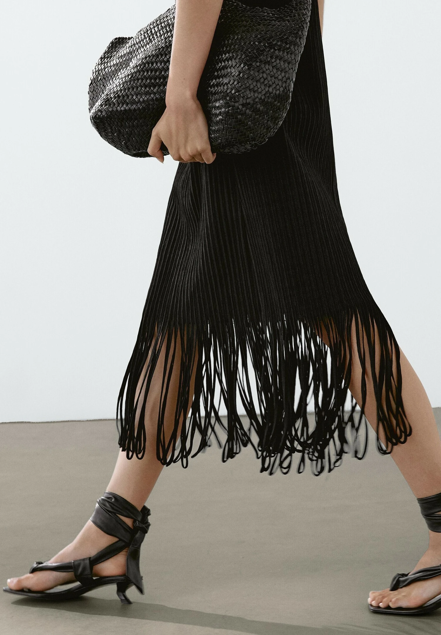 Massimo Dutti TEXTURED KNIT WITH FRINGED HEM - Day Dress - Black 7 Massimo Dutti TEXTURED KNIT WITH FRINGED HEM - Day Dress - Black - Image 5
