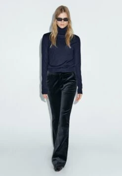 Massimo Dutti SKINNY FLARE FIT VELVET - Trousers - Dark Blue 15 Massimo Dutti SKINNY FLARE FIT VELVET - Trousers - Dark Blue -Massimo Dutti Shop 30bfbdc85a9240ba8583181369bda4b6