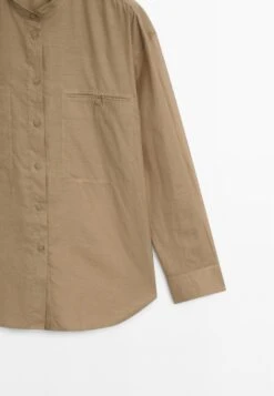 Massimo Dutti LONG GARMENT WITH STAND COLLAR - Button-down Blouse - Khaki 20 Massimo Dutti LONG GARMENT WITH STAND COLLAR - Button-down Blouse - Khaki -Massimo Dutti Shop 3246b6b1d83140ec9ad18b849a9fd499