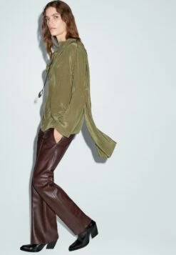 Massimo Dutti FLOWING WITH VOLUMINOUS COLLAR - Blouse - Mottled Dark Green 15 Massimo Dutti FLOWING WITH VOLUMINOUS COLLAR - Blouse - Mottled Dark Green -Massimo Dutti Shop 35bd7ba07cb1454c9672c3158e884ada