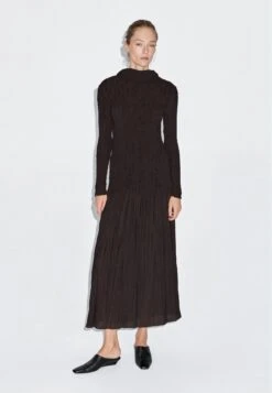Massimo Dutti LONG PLEATED STRETCH - Maxi Dress - Dark Brown