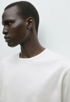 Massimo Dutti ROUNDED COLLAR LIGHTWEIGHT - Basic T-shirt - White -Massimo Dutti Shop 387ed7b6aac14abebcffb26abc1f678b