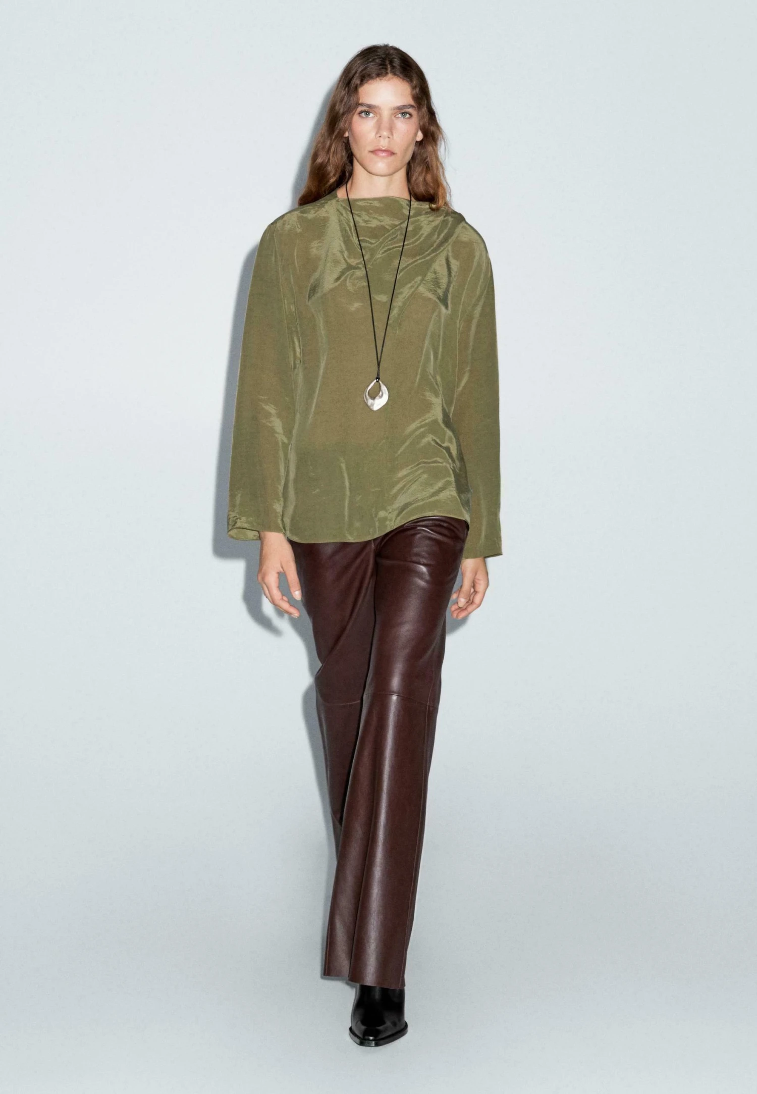 Massimo Dutti FLOWING WITH VOLUMINOUS COLLAR - Blouse - Mottled Dark Green 4 Massimo Dutti FLOWING WITH VOLUMINOUS COLLAR - Blouse - Mottled Dark Green - Image 2