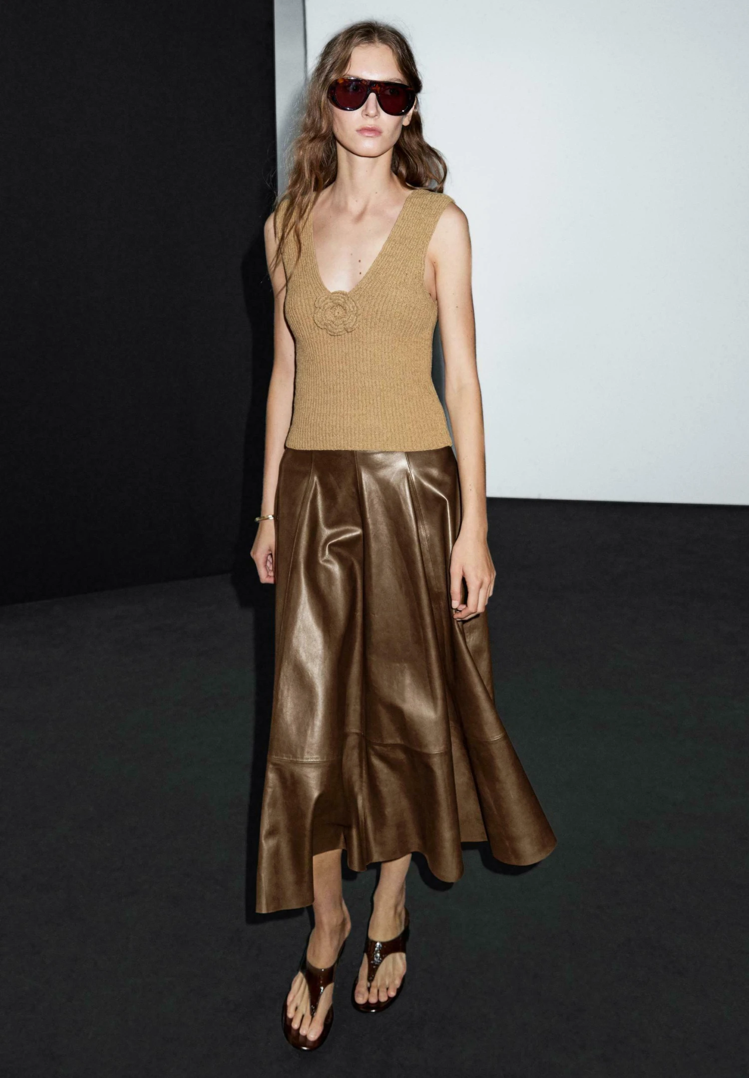 Massimo Dutti V-NECK WITH FLORAL DETAIL - Top - Brown 4 Massimo Dutti V-NECK WITH FLORAL DETAIL - Top - Brown - Image 2