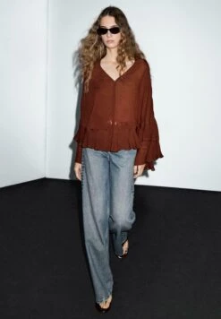 Massimo Dutti CAPE-STYLE GARMENT WITH RUFFLES - Blouse - Bordeaux -Massimo Dutti Shop 41870c5e05414f0ba403afa568a00bd6