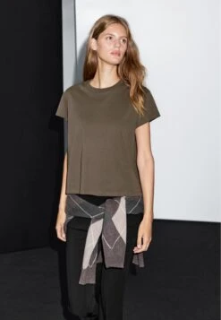 Massimo Dutti CROPPED WITH CONTRAST RIBBED TRIMS - Basic T-shirt - Dark Brown