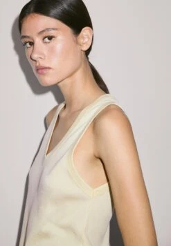 Massimo Dutti RIBBED V-NECK WITH THICK STRAPS - Basic T-shirt - Light Yellow -Massimo Dutti Shop 42b2253b68d94c3ab45b197a3bfffde6