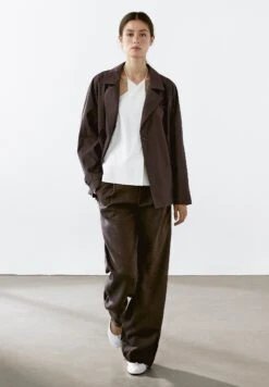 Massimo Dutti BUTTONED RAGLAN SLEEVE WITH BACK DETAIL - Trenchcoat - Bordeaux -Massimo Dutti Shop 4554e4ecfd2a4829890d029dd60172f1