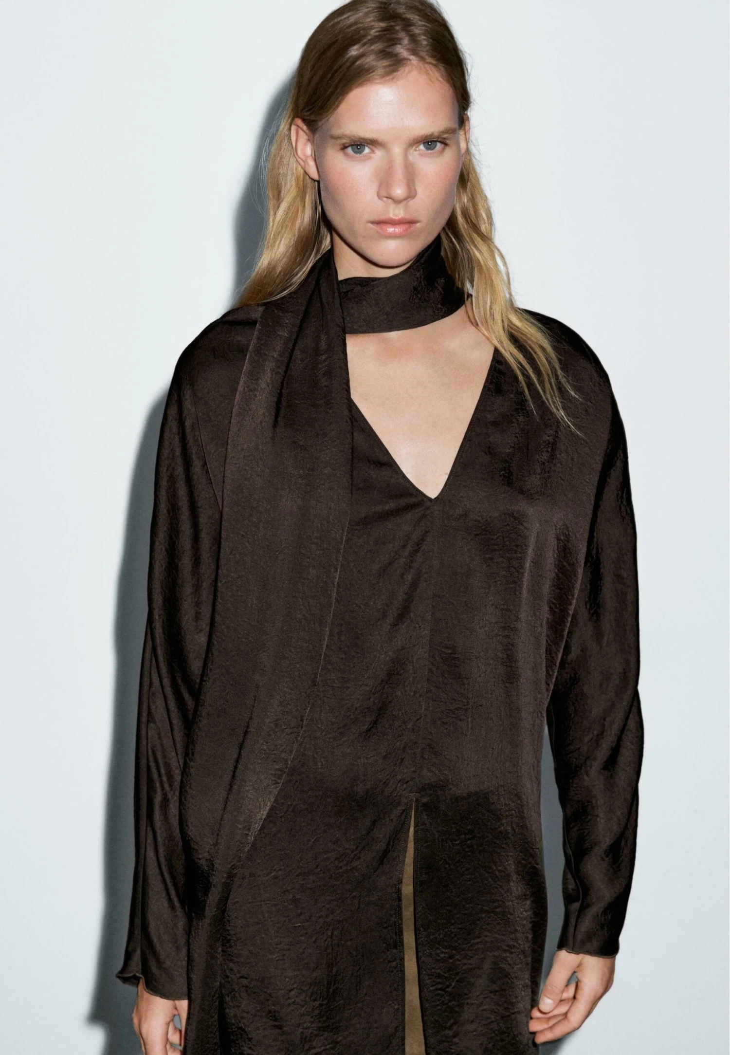 Massimo Dutti LONG FLOWING GARMENT WITH TIED NECK - Blouse - Dark Brown 3 Massimo Dutti LONG FLOWING GARMENT WITH TIED NECK - Blouse - Dark Brown