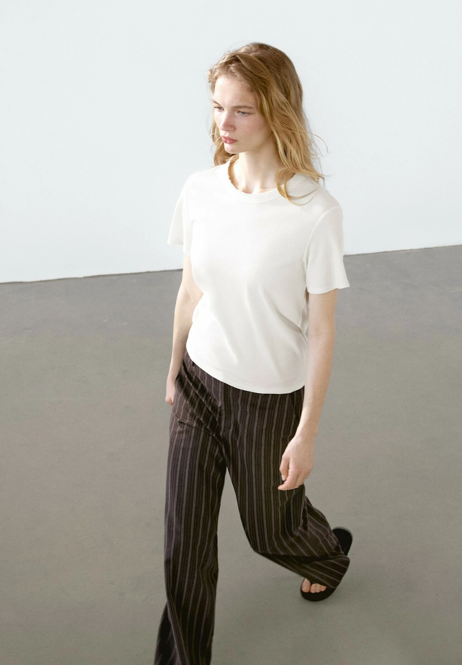 Massimo Dutti FRAYED COLLAR SHORT SLEEVE - Basic T-shirt - WHITE 7 Massimo Dutti FRAYED COLLAR SHORT SLEEVE - Basic T-shirt - WHITE - Image 5