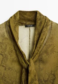 Massimo Dutti FLOWING ANIMAL PRINT GARMENT - Blouse - Green 18 Massimo Dutti FLOWING ANIMAL PRINT GARMENT - Blouse - Green -Massimo Dutti Shop 49cfb4d6ed0f46d3bedbe56eba1a52e2