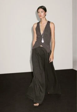 Massimo Dutti CROSSOVER WITH DRAWSTRING - Waistcoat - Mottled Dark Brown 15 Massimo Dutti CROSSOVER WITH DRAWSTRING - Waistcoat - Mottled Dark Brown -Massimo Dutti Shop 51fdb9acf194466197f72b19821ef384