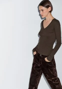 Massimo Dutti V-NECK WITH LONG SLEEVES - Long Sleeved Top - Dark Brown -Massimo Dutti Shop 5210dde33b9443a783e6c85a7b4d4fc2