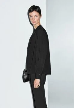 Massimo Dutti WITH CROSSOVER DETAIL AND BUTTON - Blouse - Black -Massimo Dutti Shop 56e3dd58577e43c58f76bdf9bc16e6cb