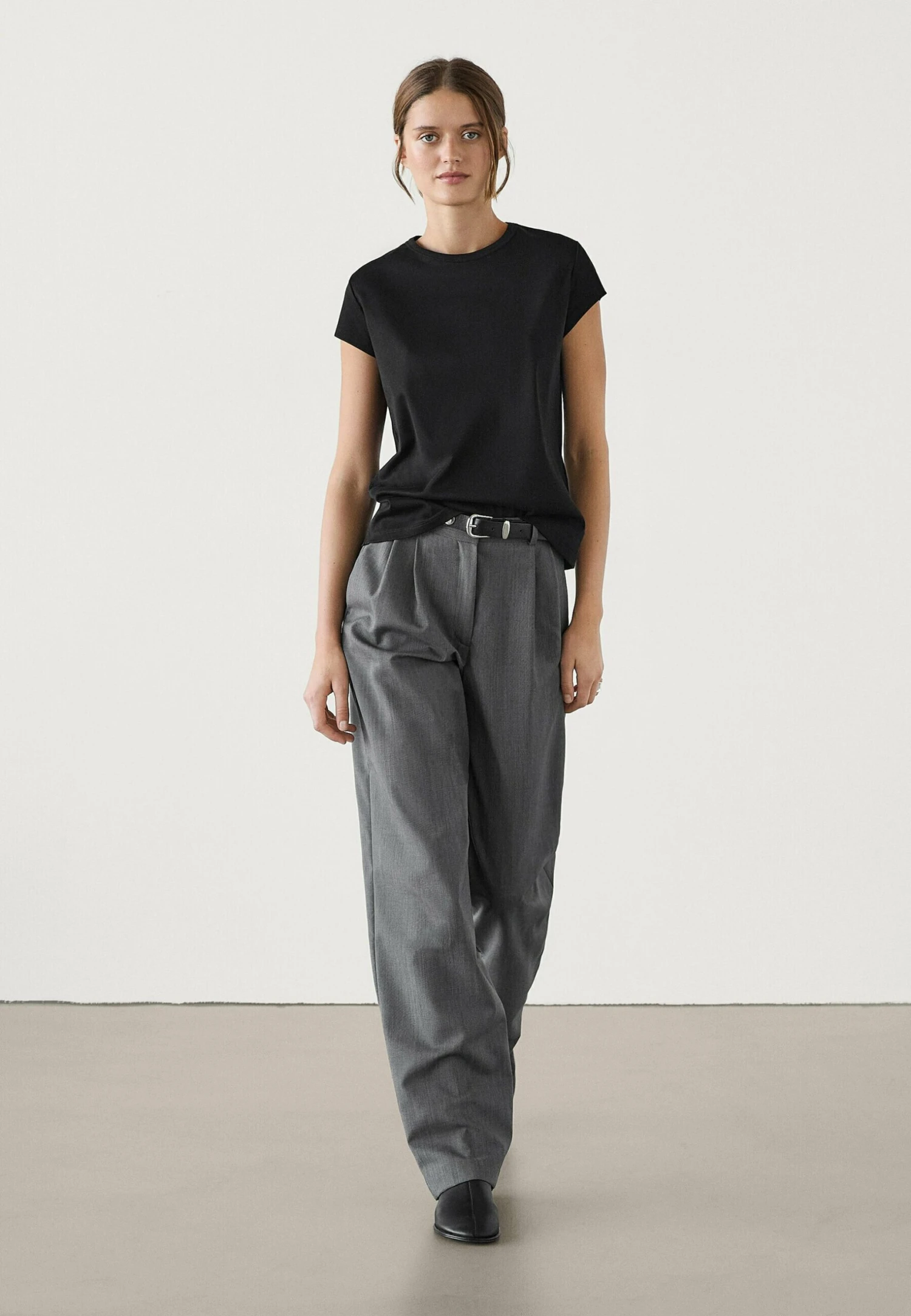 Massimo Dutti SHORT SLEEVE WITH ROUND NECK - Basic T-shirt - Black Denim 4 Massimo Dutti SHORT SLEEVE WITH ROUND NECK - Basic T-shirt - Black Denim - Image 2