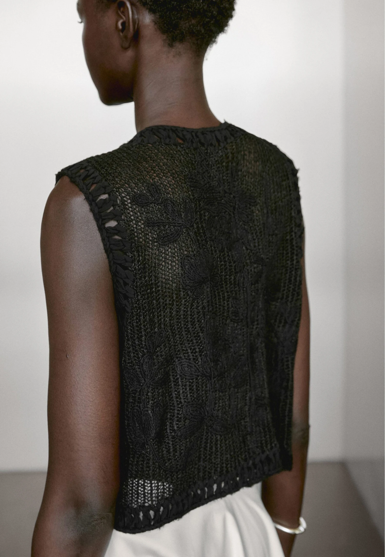 Massimo Dutti CREW NECK WITH EMBROIDERED DETAIL - Waistcoat - Black 5 Massimo Dutti CREW NECK WITH EMBROIDERED DETAIL - Waistcoat - Black - Image 3
