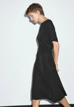 Massimo Dutti MIDI BOAT NECK WITH GATHERED DETAIL - Day Dress - Black -Massimo Dutti Shop 5a3c253c1dd344a39e661f41f50bc900