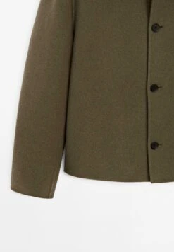 Massimo Dutti BUTTONED SHIRT COLLAR WITH SIDE POCKETS - Summer Jacket - Green 18 Massimo Dutti BUTTONED SHIRT COLLAR WITH SIDE POCKETS - Summer Jacket - Green -Massimo Dutti Shop 5c6ec7509da440f785a89096ca6d4574